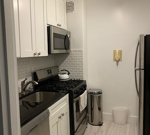 4th image of 404 E 66th St APT 10A