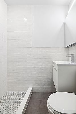 5th image of 870 Hancock St APT 3R
