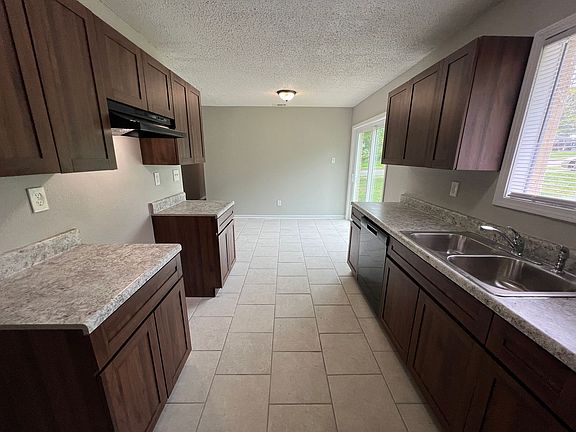 5th image of 3738 Longmont Dr