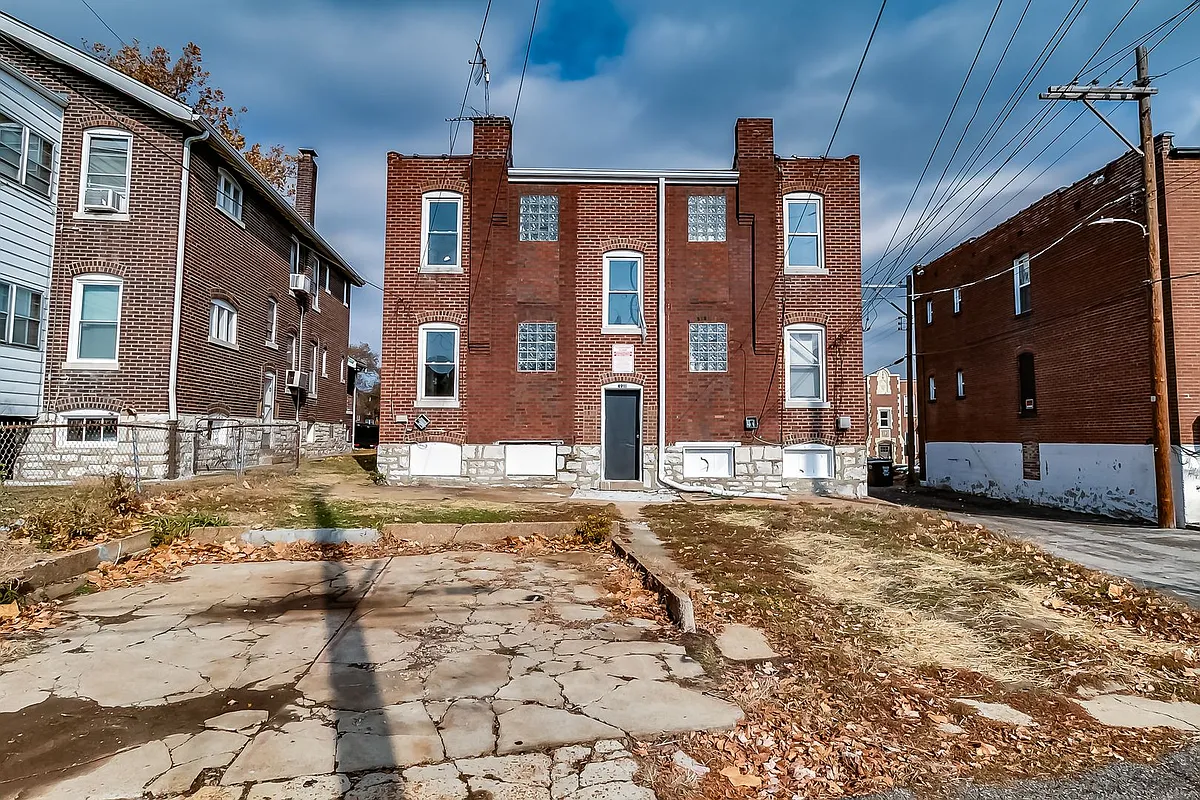 Building Photo - 4916-4918 Winona Ave