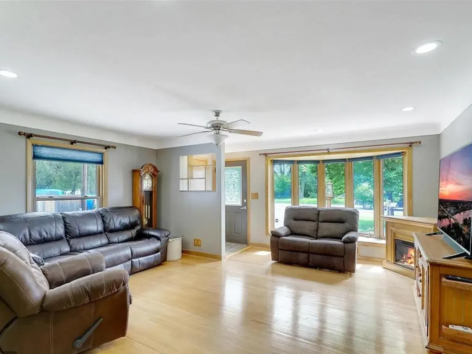 3 bed, 1938 sqft, $3,200 — Photo 3