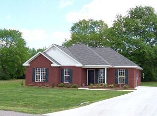 1926 Denny Dr, Deatsville, AL 36022