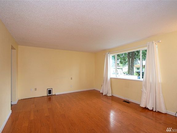 4th image of 19308 Crescent Dr E