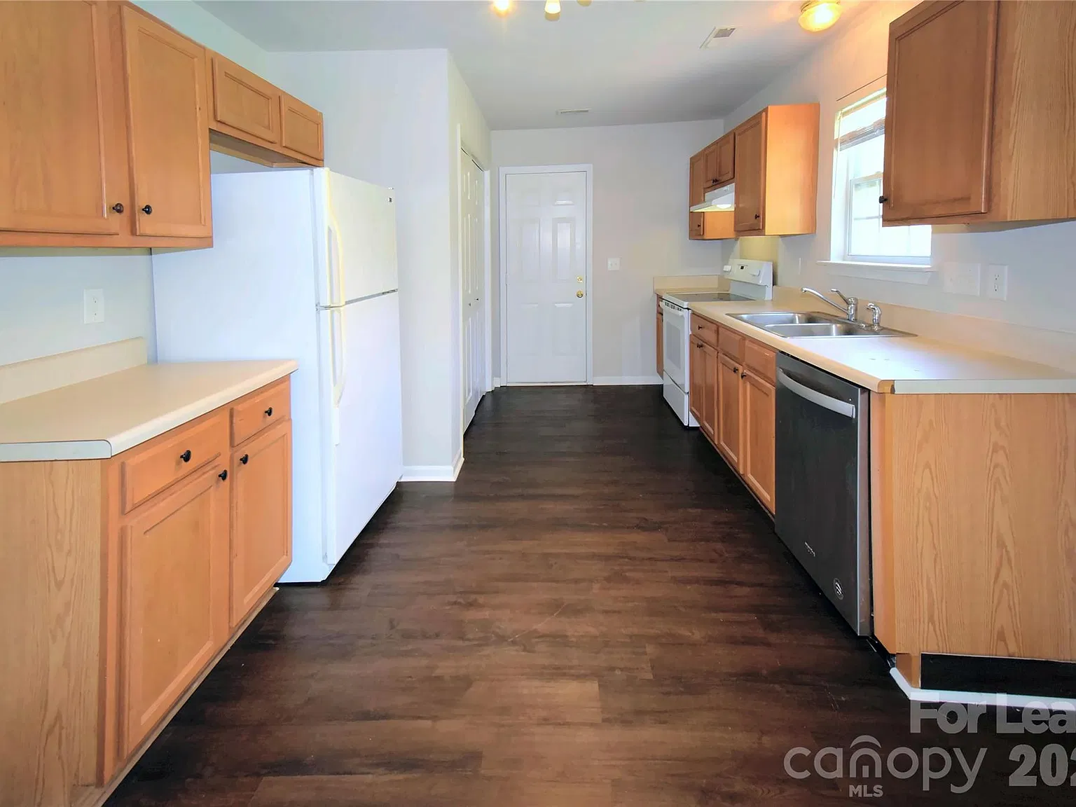 4 bed, 2.5 bath, 1570 sqft, $1,880 — Photo 2