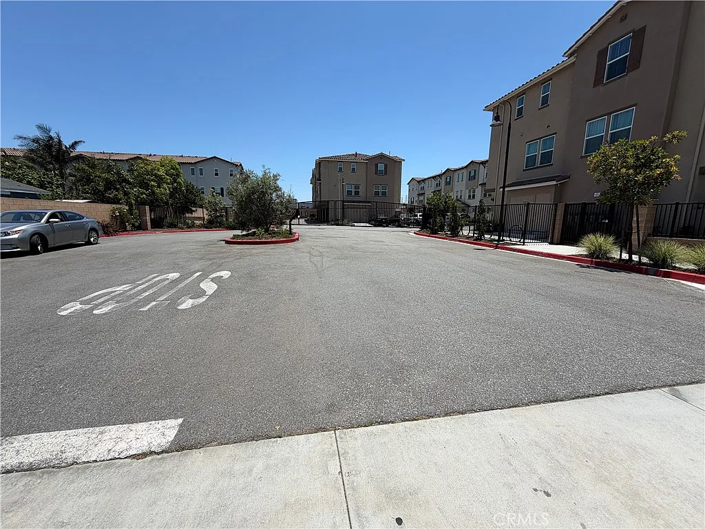 4 bed, 1670 sqft, $4,500 — Photo 2