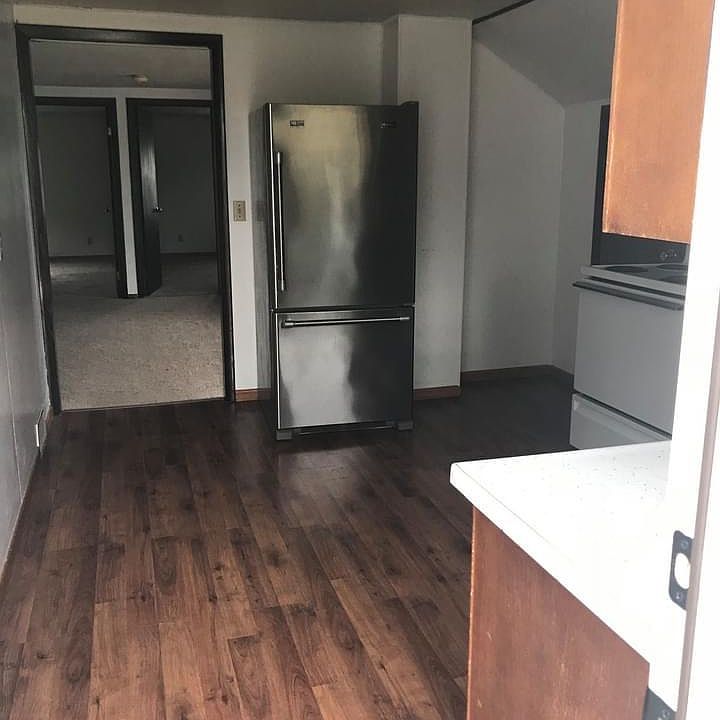 2nd image of 841 W 9th Ave