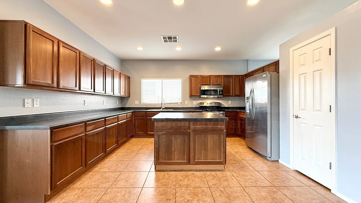 3 bed, 2.0 bath, 1812 sqft, $1,875 — Photo 4