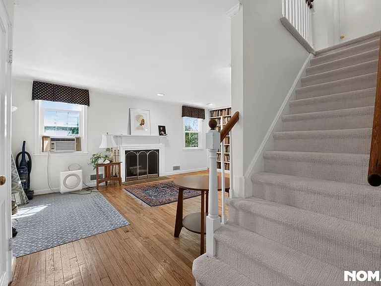 25 Surrey Ln — Photo 12