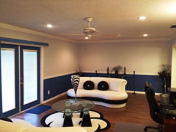 3rd image of 449 NE Redrock Court