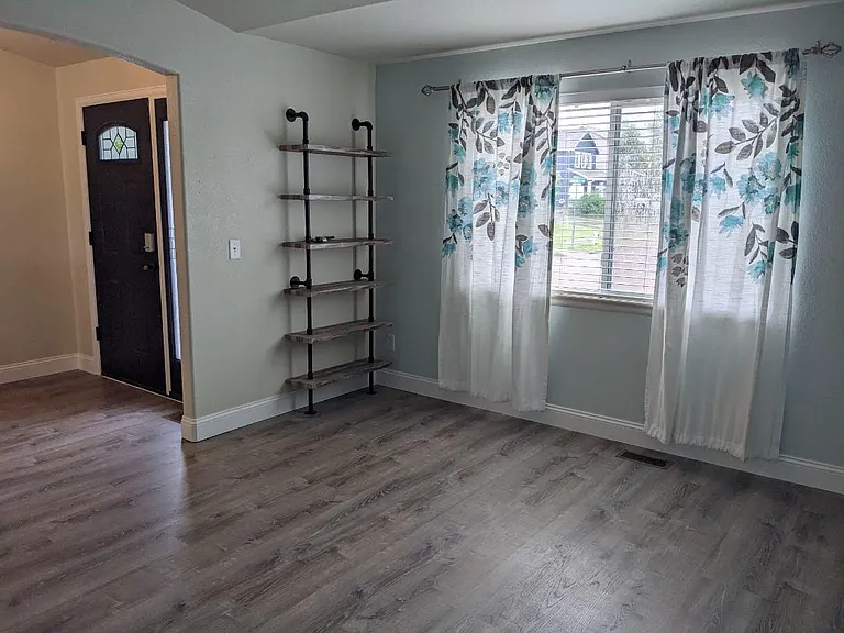 1941 Dewhirst Dr — Photo 3