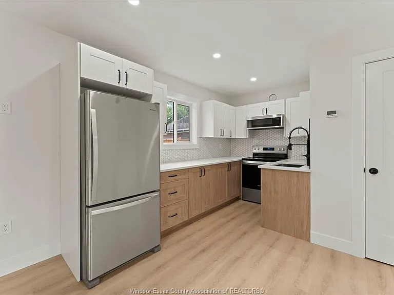 557 Elinor St — Photo 8