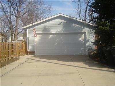 4th image of 2542 Graham Ave