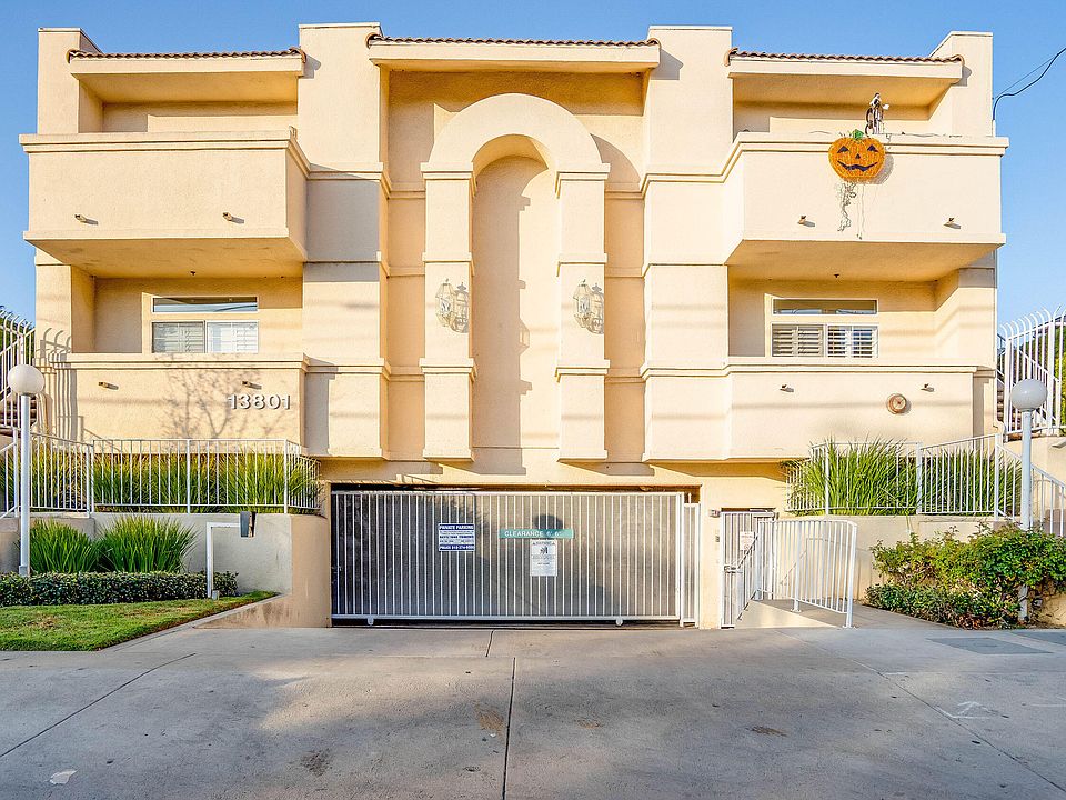 1st image of 13801 Oxnard St APT 205