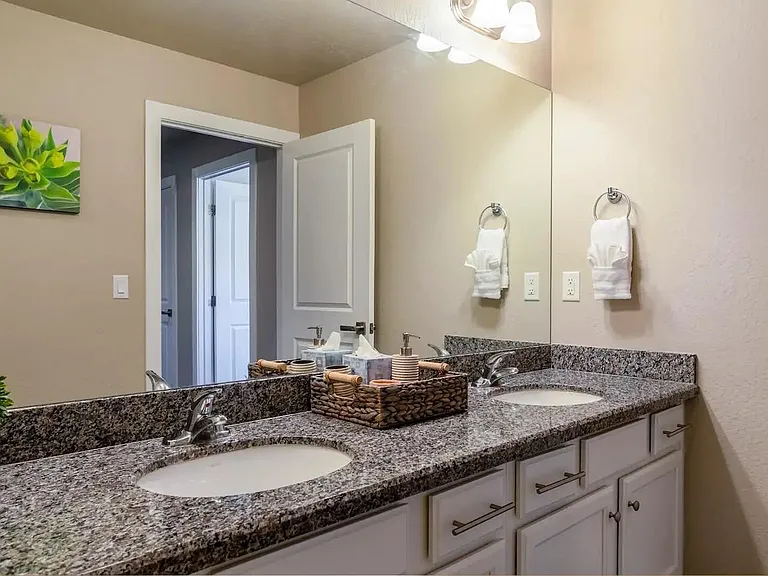 2556 W Clement Cir — Photo 27