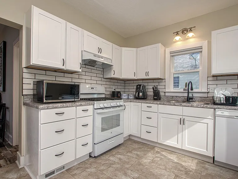 1102 White Ave NW — Photo 12