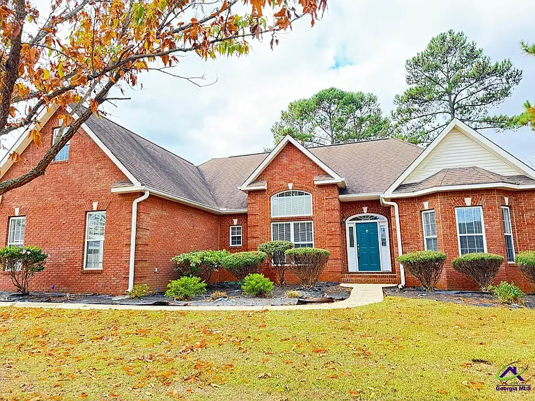 701 Victoria Cir — Photo 1