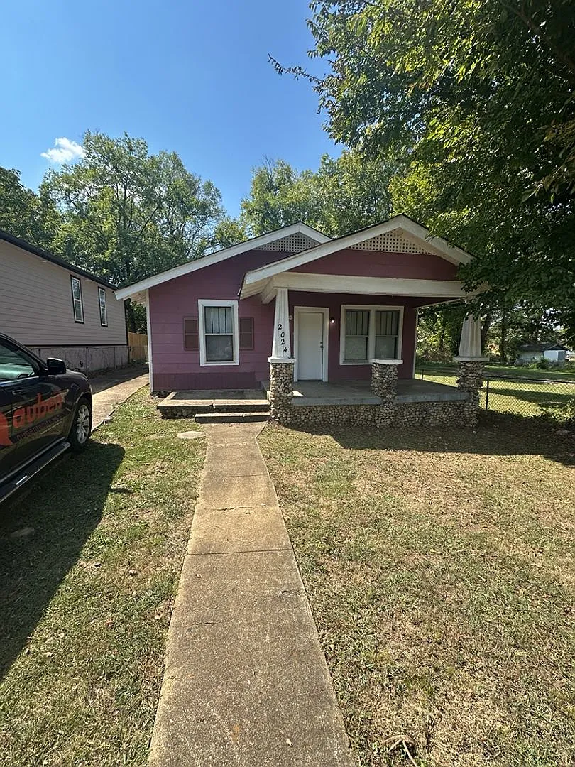 Cozy 2 Bedroom 1 Bathroom - Minutes to Downtown! — Photo 1