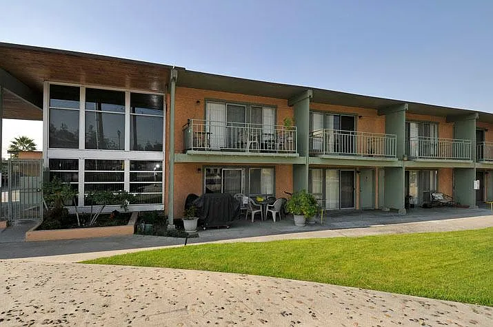 855 S Citrus Ave — Photo 5