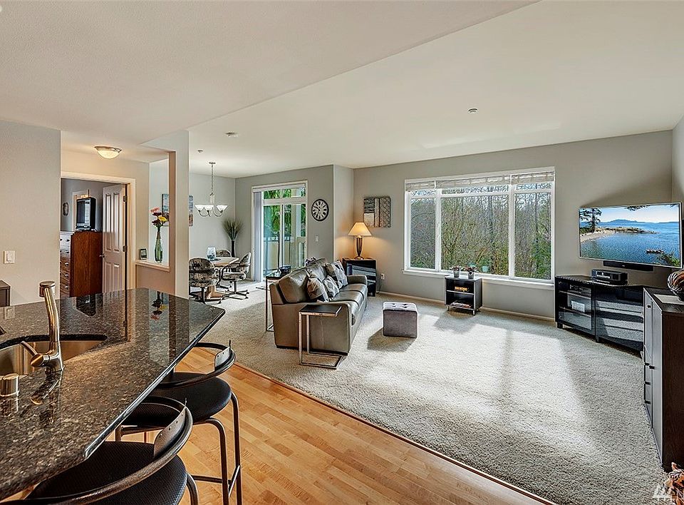 Come see this light filled, open concept condo at Sundance Glen!