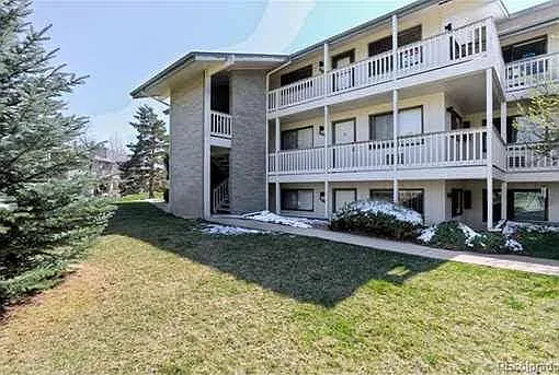 645 Manhattan Place — Photo 4