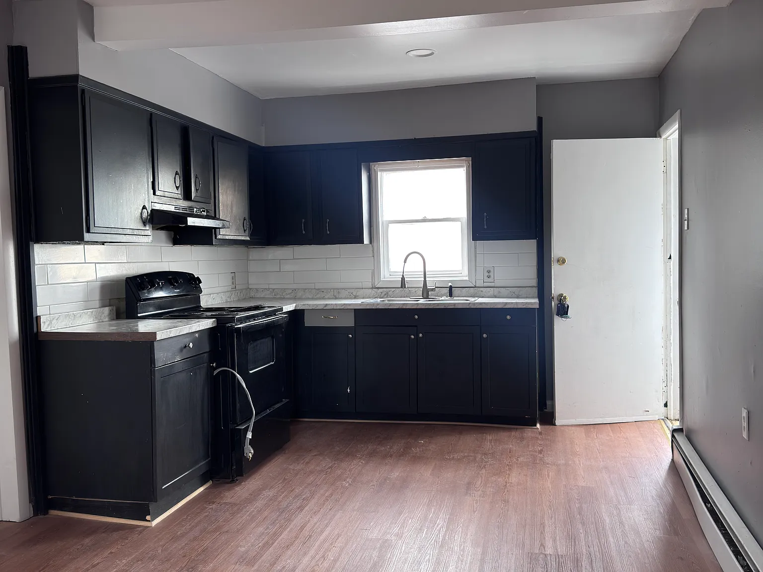 3 bed, 900 sqft, $1,300 — Photo 2