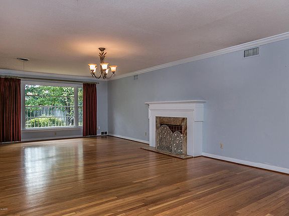4th image of 108 N Beverly Dr