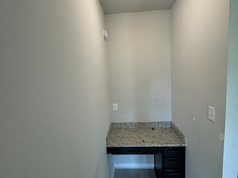 Office / desk space