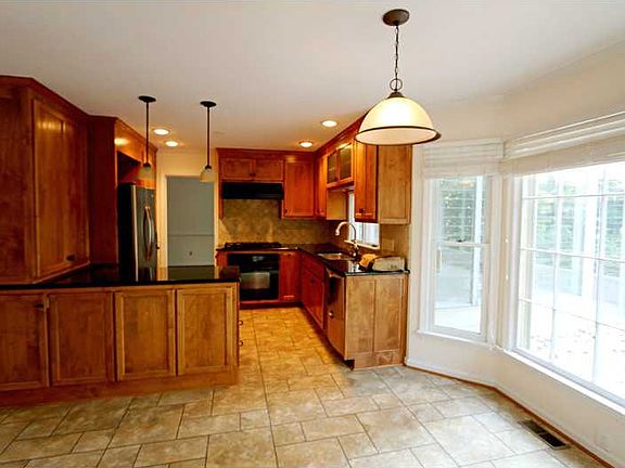 4th image of 77 Waterview Dr