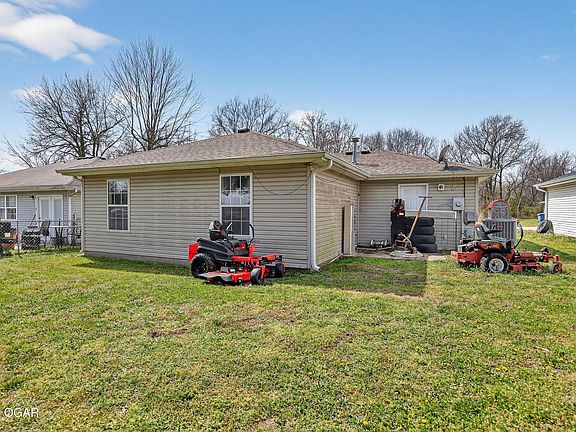 5th image of 623 Valley View St