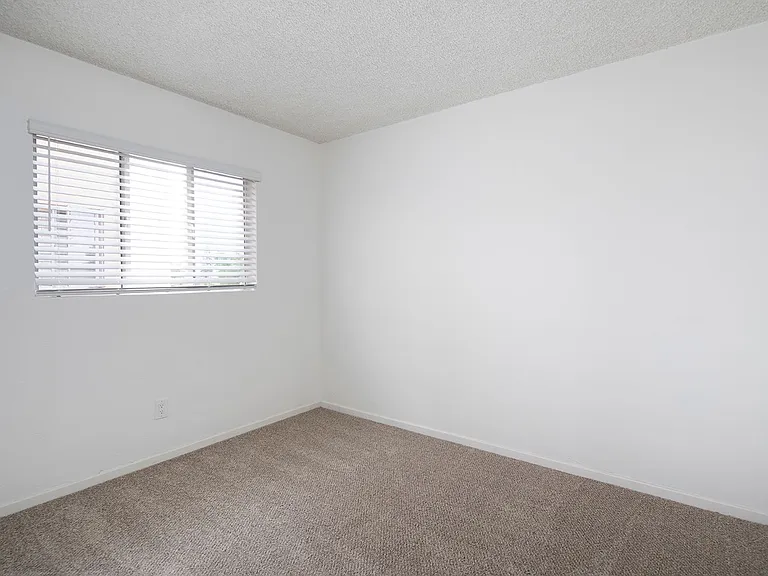 Emerald Manor Apartments — Photo 16