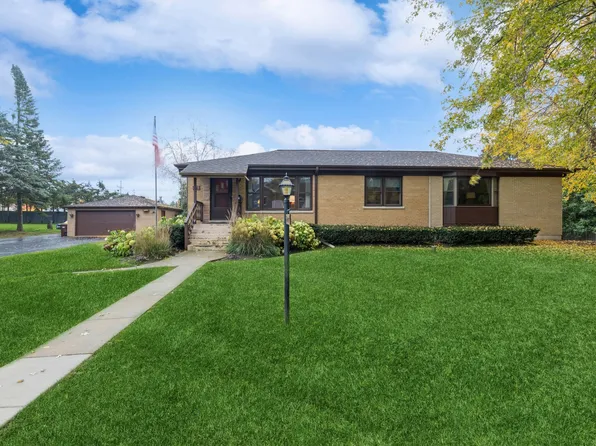 911 W Wood St, McHenry, IL 60051