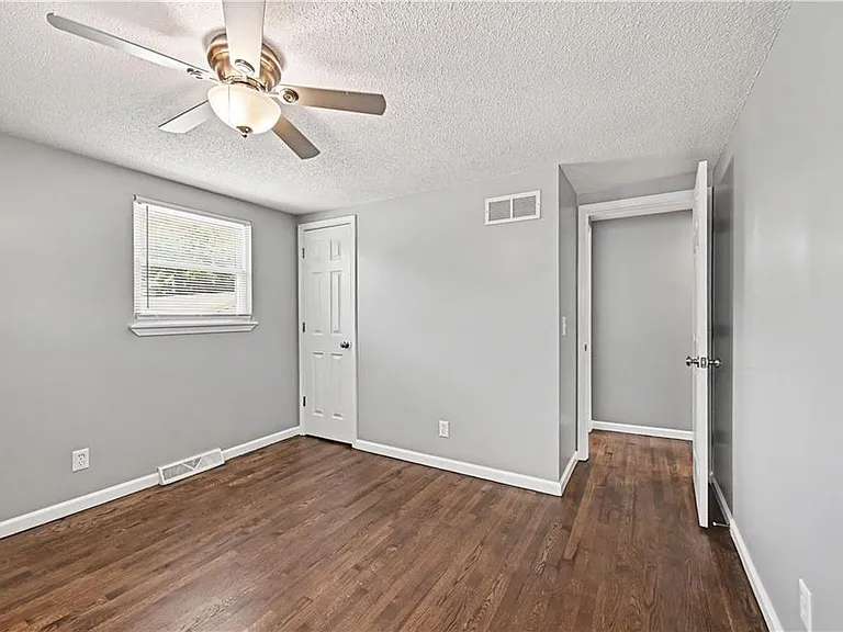 5215 NE 60th Ter — Photo 15