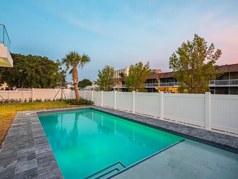 1006 N Riverside Dr — Photo 22