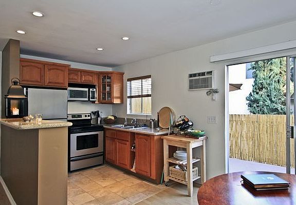 3rd image of 964 Larrabee St APT 106