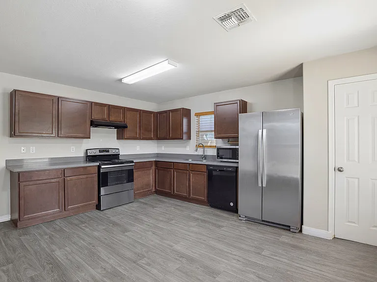 1748 N Logan Ln — Photo 10