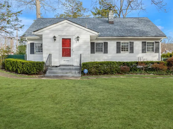 17 Adirondack Dr, Selden, NY 11784