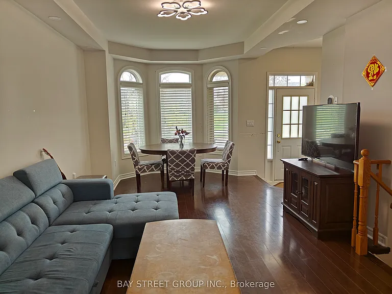 256 Glenashton Dr — Photo 2