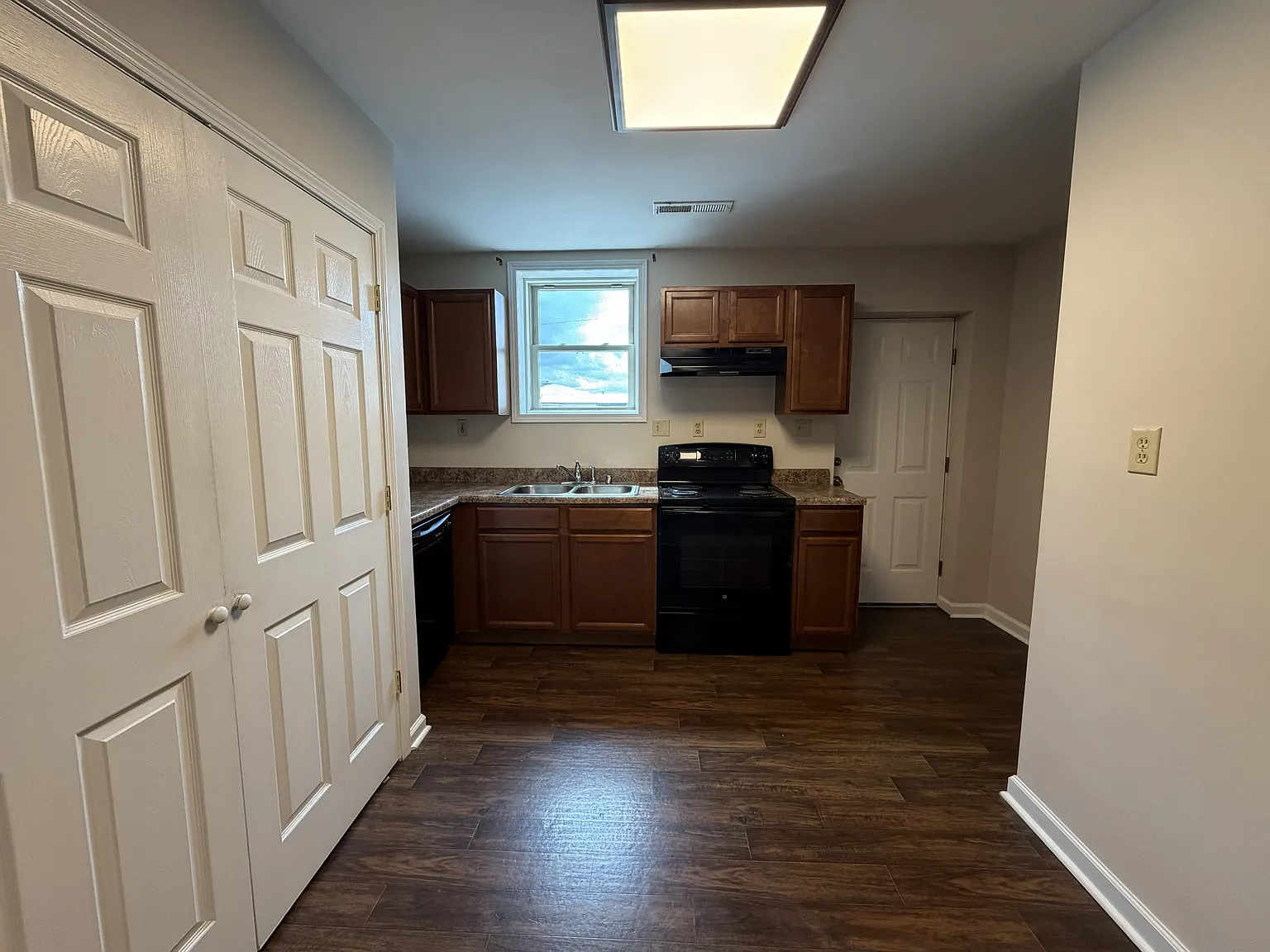 2 bed, 1050 sqft, $900 — Photo 2