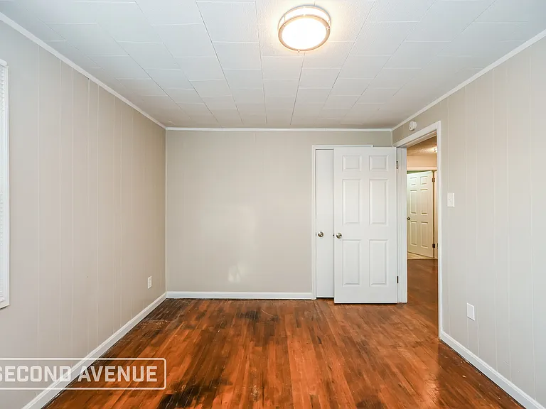 5589 Raceview Ave — Photo 15