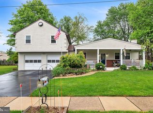 1303 Lakeview Dr, Lansdale, PA 19446