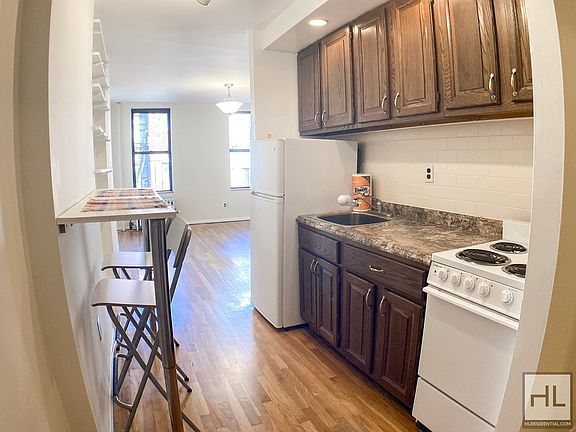 3rd image of 325 E 88th St #1