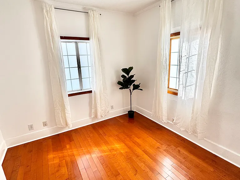1758 Winona Blvd #3 — Photo 5