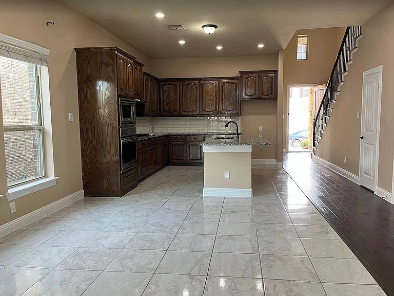 604 Darby Ln — Photo 7