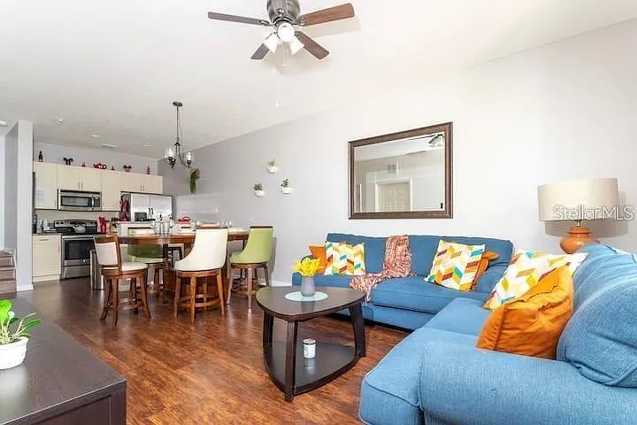 3 bed, 2.0 bath, 1300 sqft, $2,350 — Photo 2