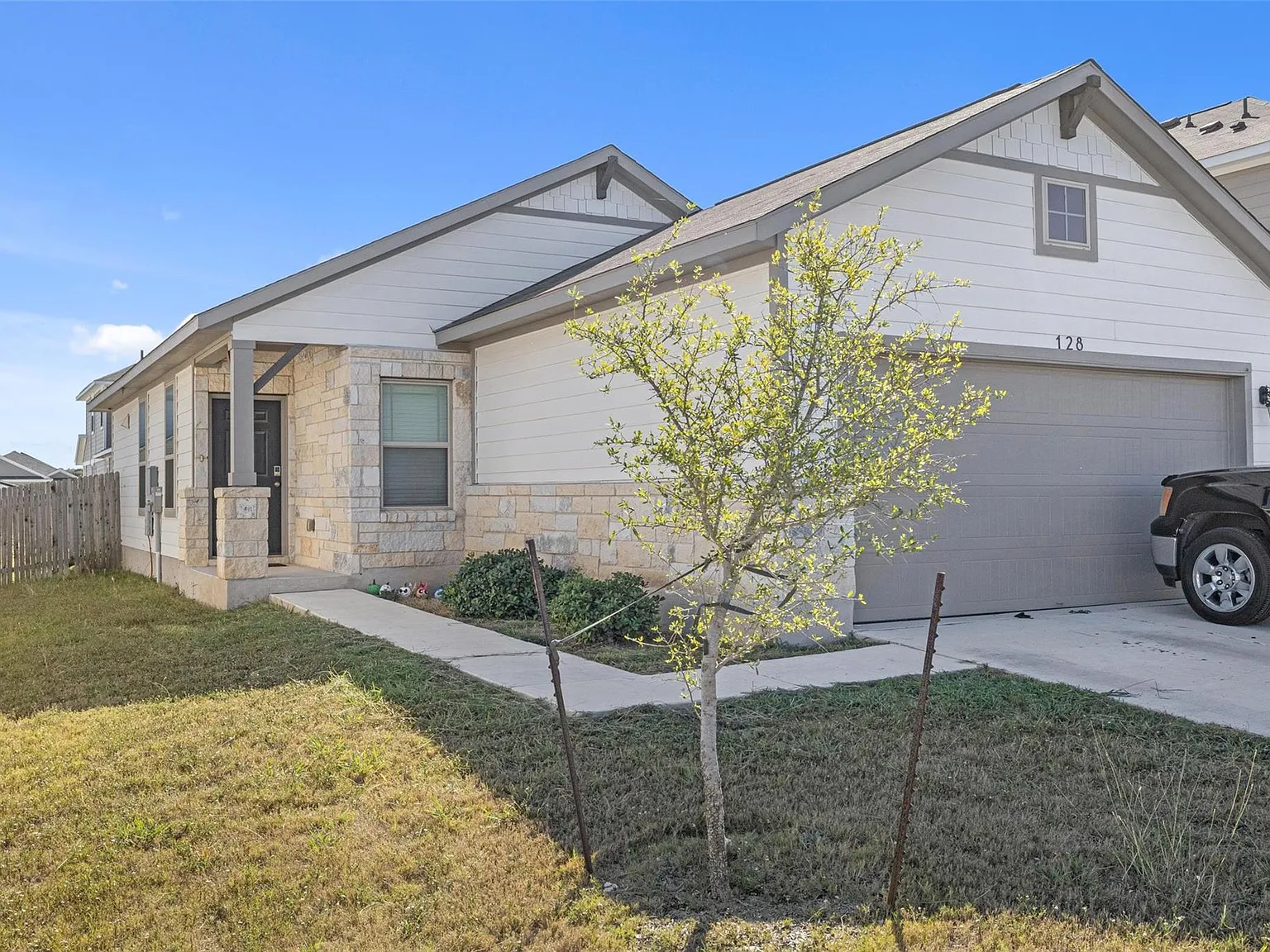 3 bed, 2.0 bath, 1243 sqft, $1,575 — Photo 2