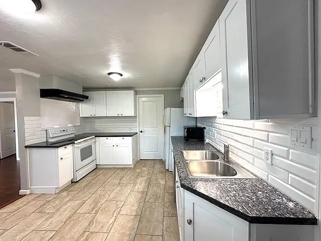 17884 Crystalwood Ct — Photo 5