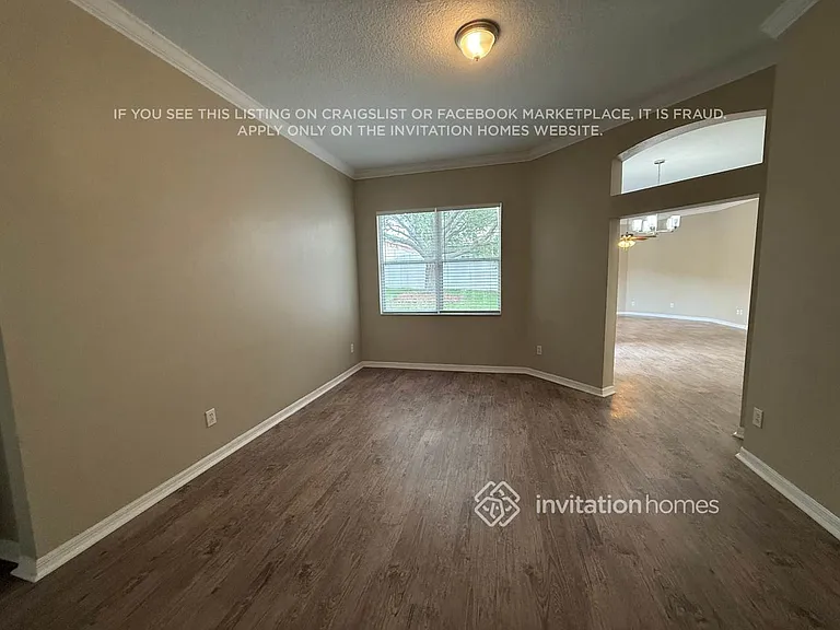 136 Lombard Cir — Photo 3