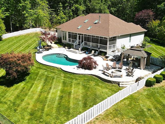 3rd image of 15690 Cloverleaf Ct