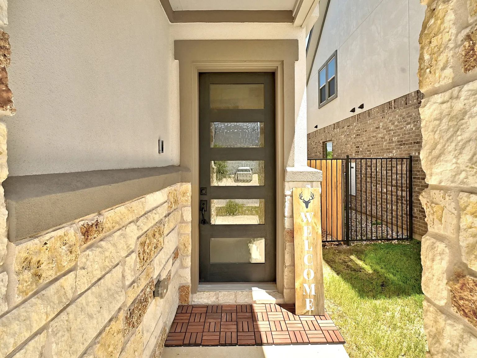 4 bed, 2400 sqft, $2,950 — Photo 3