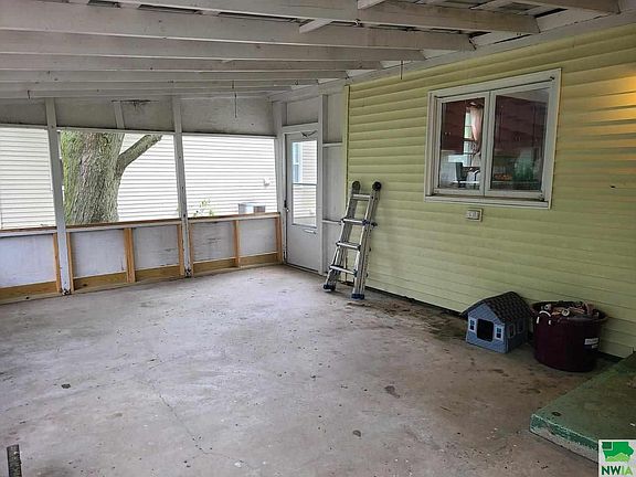 5th image of 615 S 9th St